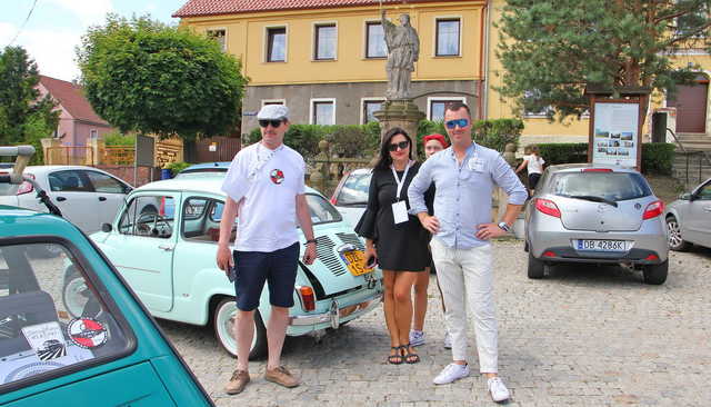 [FOTO] Motoryzacyjna podróż w czasie. Uczestnicy Rajdu Pojazdów Zabytkowych zawitali do Roztoki