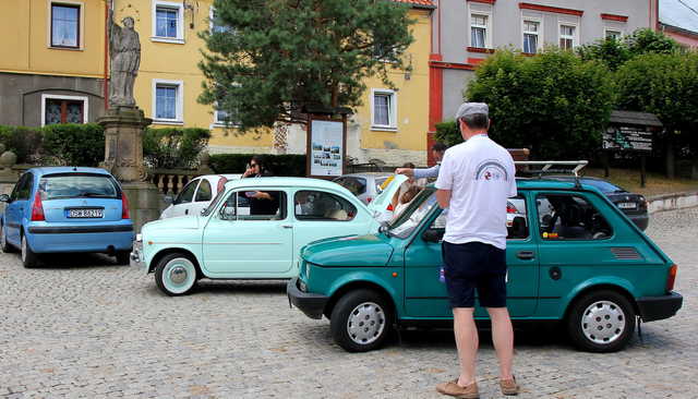 [FOTO] Motoryzacyjna podróż w czasie. Uczestnicy Rajdu Pojazdów Zabytkowych zawitali do Roztoki