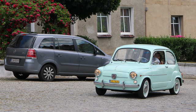 [FOTO] Motoryzacyjna podróż w czasie. Uczestnicy Rajdu Pojazdów Zabytkowych zawitali do Roztoki