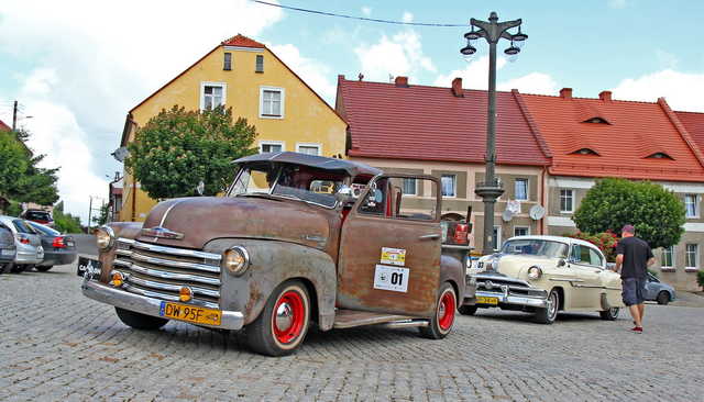 [FOTO] Motoryzacyjna podróż w czasie. Uczestnicy Rajdu Pojazdów Zabytkowych zawitali do Roztoki