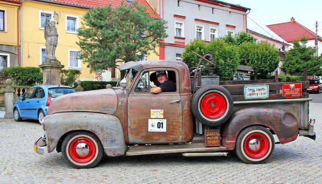 [FOTO] Motoryzacyjna podróż w czasie. Uczestnicy Rajdu Pojazdów Zabytkowych zawitali do Roztoki