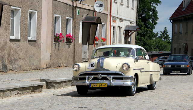 [FOTO] Motoryzacyjna podróż w czasie. Uczestnicy Rajdu Pojazdów Zabytkowych zawitali do Roztoki