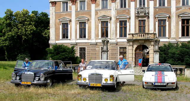 [FOTO] Motoryzacyjna podróż w czasie. Uczestnicy Rajdu Pojazdów Zabytkowych zawitali do Roztoki