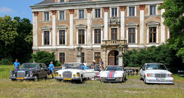 [FOTO] Motoryzacyjna podróż w czasie. Uczestnicy Rajdu Pojazdów Zabytkowych zawitali do Roztoki