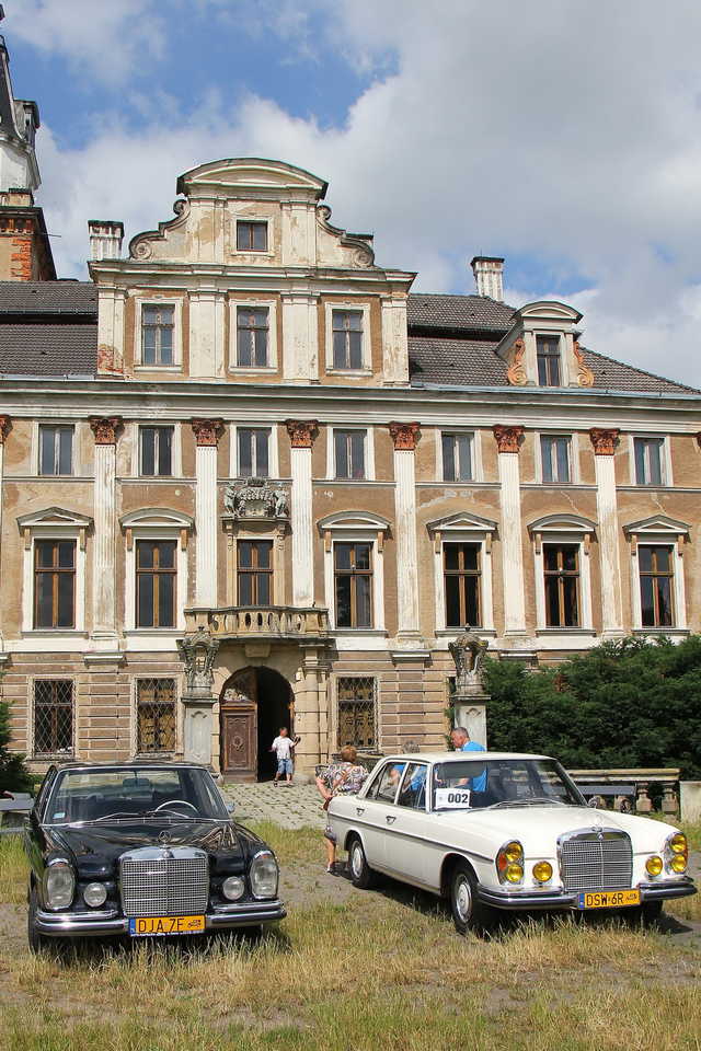 [FOTO] Motoryzacyjna podróż w czasie. Uczestnicy Rajdu Pojazdów Zabytkowych zawitali do Roztoki