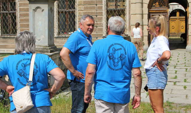 [FOTO] Motoryzacyjna podróż w czasie. Uczestnicy Rajdu Pojazdów Zabytkowych zawitali do Roztoki