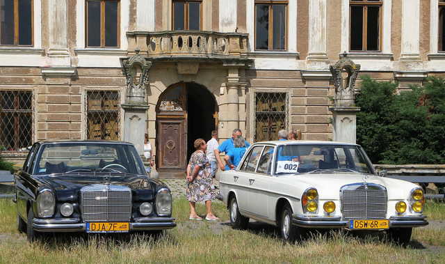 [FOTO] Motoryzacyjna podróż w czasie. Uczestnicy Rajdu Pojazdów Zabytkowych zawitali do Roztoki