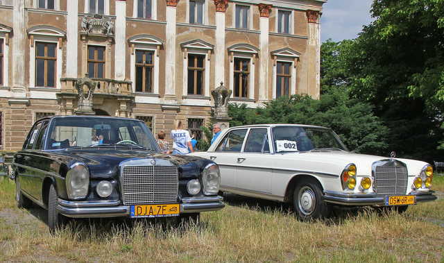 [FOTO] Motoryzacyjna podróż w czasie. Uczestnicy Rajdu Pojazdów Zabytkowych zawitali do Roztoki