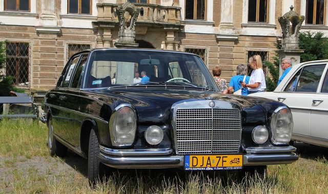 [FOTO] Motoryzacyjna podróż w czasie. Uczestnicy Rajdu Pojazdów Zabytkowych zawitali do Roztoki