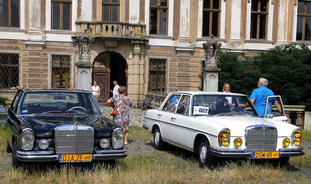 [FOTO] Motoryzacyjna podróż w czasie. Uczestnicy Rajdu Pojazdów Zabytkowych zawitali do Roztoki
