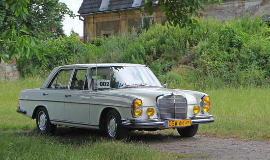 [FOTO] Motoryzacyjna podróż w czasie. Uczestnicy Rajdu Pojazdów Zabytkowych zawitali do Roztoki