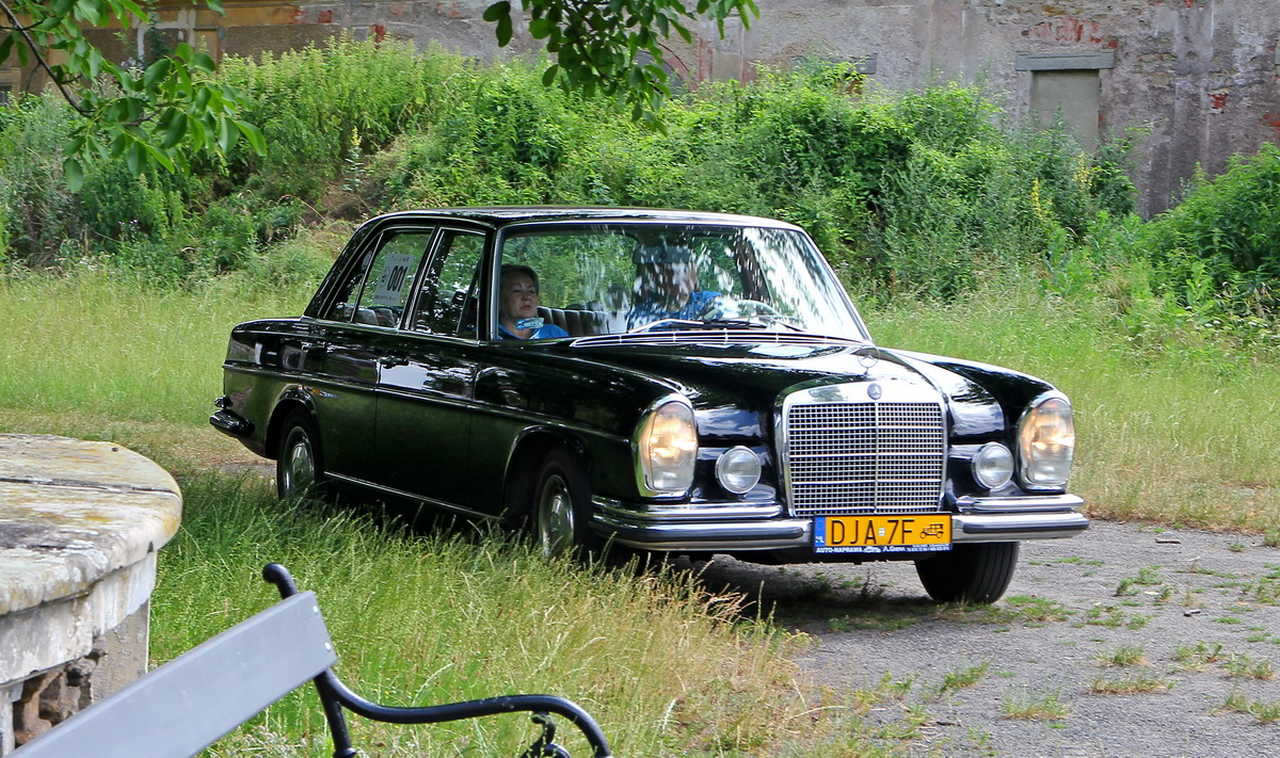 [FOTO] Motoryzacyjna podróż w czasie. Uczestnicy Rajdu Pojazdów Zabytkowych zawitali do Roztoki