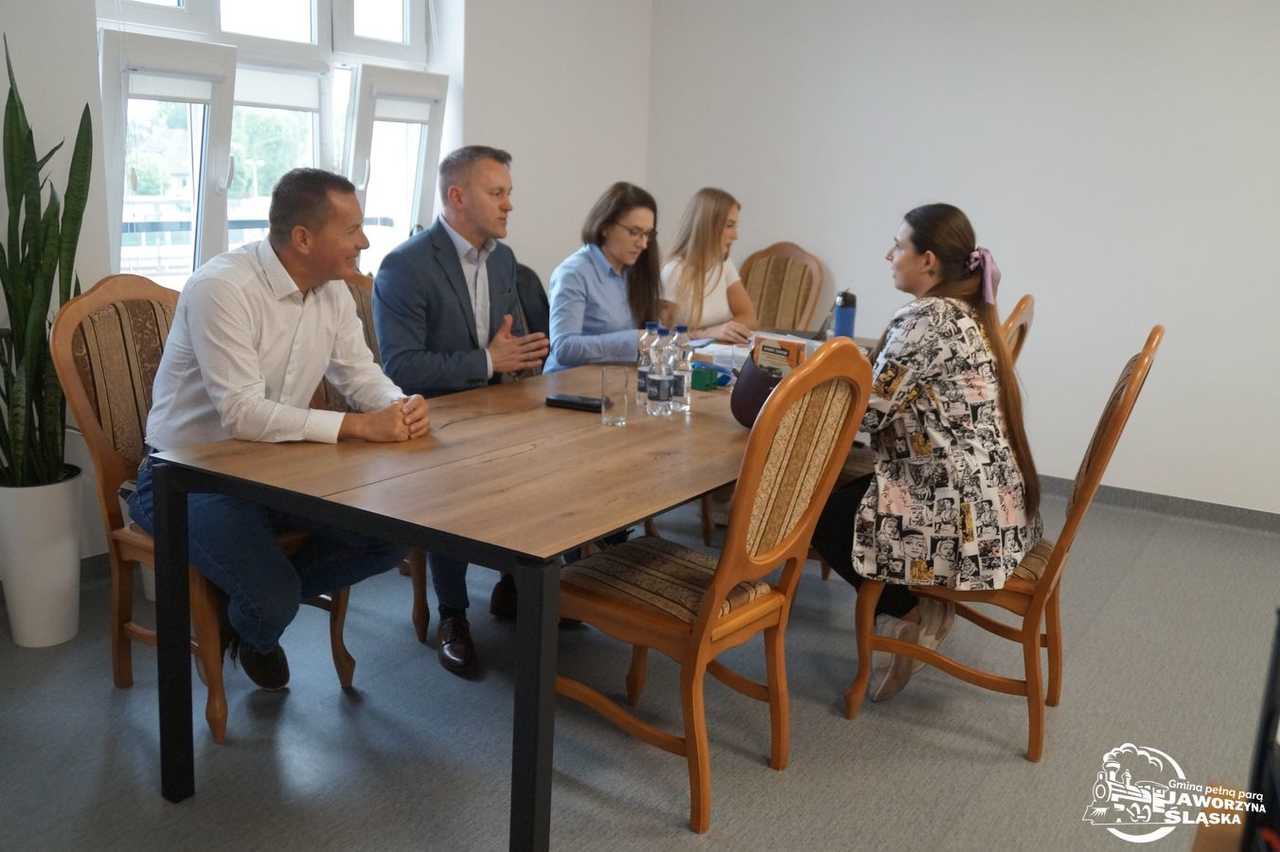 Nowoczesne mieszkania z pompami ciepła i fotowoltaiką powstaną w Jaworzynie Śląskiej. Wmurowano kamień węgielny pod inwestycję SIM Sudety