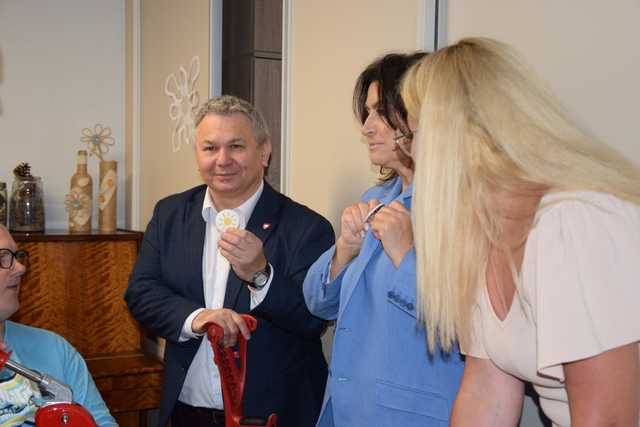 [FOTO] Wizytacja z nadzieją. Poseł Robert Jagła i senator Agnieszka Kołacz-Leszczyńska z wizytą w świdnickim kole PSONI