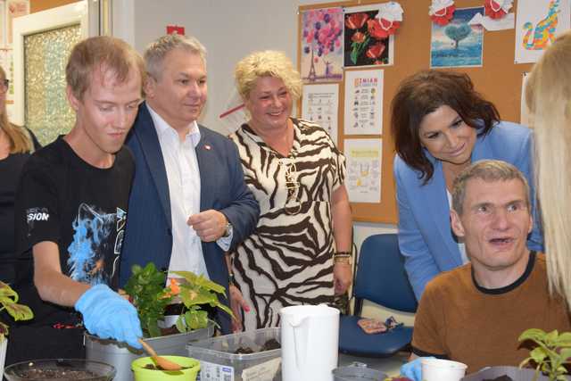 [FOTO] Wizytacja z nadzieją. Poseł Robert Jagła i senator Agnieszka Kołacz-Leszczyńska z wizytą w świdnickim kole PSONI