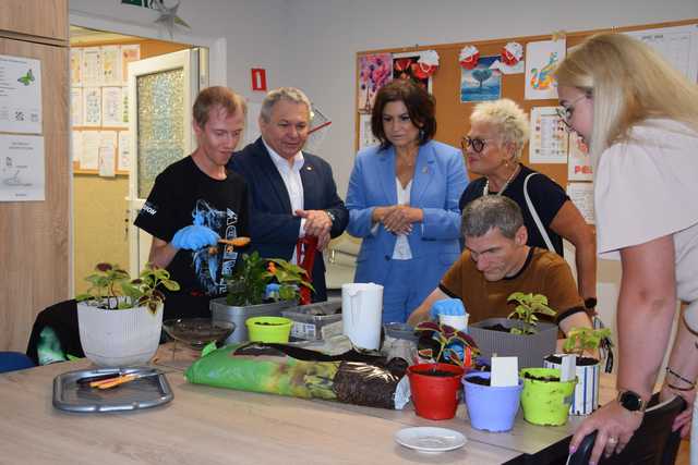 [FOTO] Wizytacja z nadzieją. Poseł Robert Jagła i senator Agnieszka Kołacz-Leszczyńska z wizytą w świdnickim kole PSONI