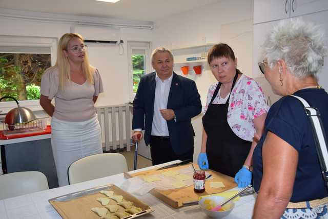 [FOTO] Wizytacja z nadzieją. Poseł Robert Jagła i senator Agnieszka Kołacz-Leszczyńska z wizytą w świdnickim kole PSONI