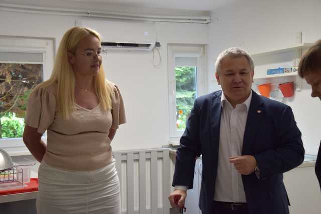 [FOTO] Wizytacja z nadzieją. Poseł Robert Jagła i senator Agnieszka Kołacz-Leszczyńska z wizytą w świdnickim kole PSONI