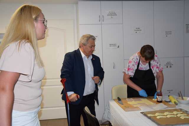 [FOTO] Wizytacja z nadzieją. Poseł Robert Jagła i senator Agnieszka Kołacz-Leszczyńska z wizytą w świdnickim kole PSONI