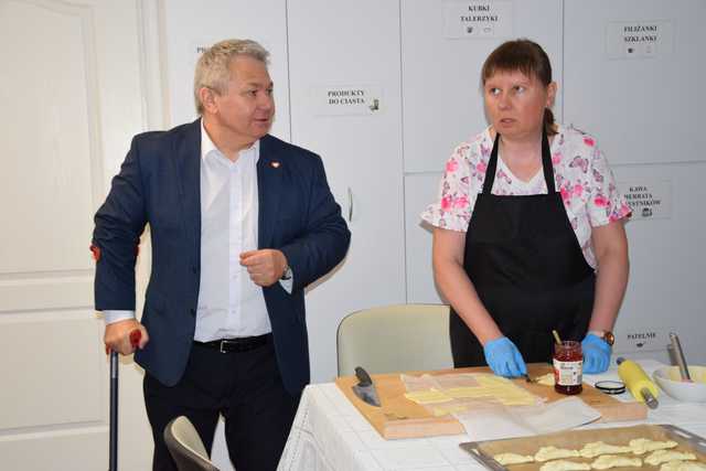 [FOTO] Wizytacja z nadzieją. Poseł Robert Jagła i senator Agnieszka Kołacz-Leszczyńska z wizytą w świdnickim kole PSONI