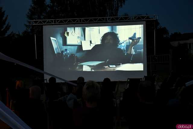 [FOTO] Seanse na leżakach w malowniczej scenerii i dojazd amerykańskim schoolbusem. Ruszył 14. Żarowski Festiwal Filmowy