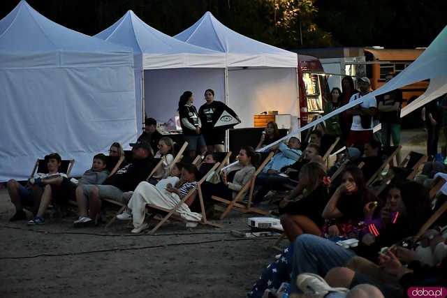 [FOTO] Seanse na leżakach w malowniczej scenerii i dojazd amerykańskim schoolbusem. Ruszył 14. Żarowski Festiwal Filmowy