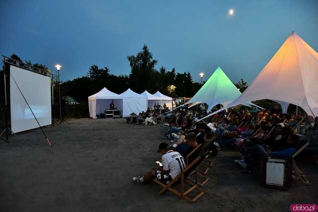 [FOTO] Seanse na leżakach w malowniczej scenerii i dojazd amerykańskim schoolbusem. Ruszył 14. Żarowski Festiwal Filmowy