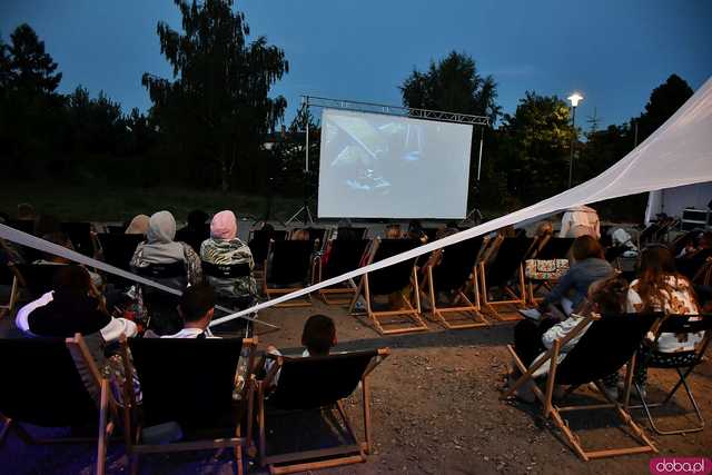 [FOTO] Seanse na leżakach w malowniczej scenerii i dojazd amerykańskim schoolbusem. Ruszył 14. Żarowski Festiwal Filmowy