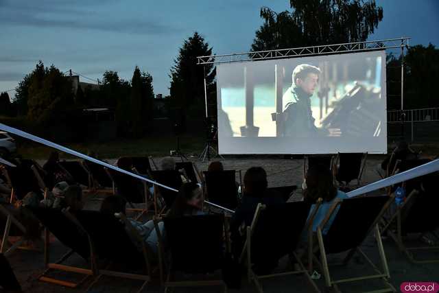 [FOTO] Seanse na leżakach w malowniczej scenerii i dojazd amerykańskim schoolbusem. Ruszył 14. Żarowski Festiwal Filmowy