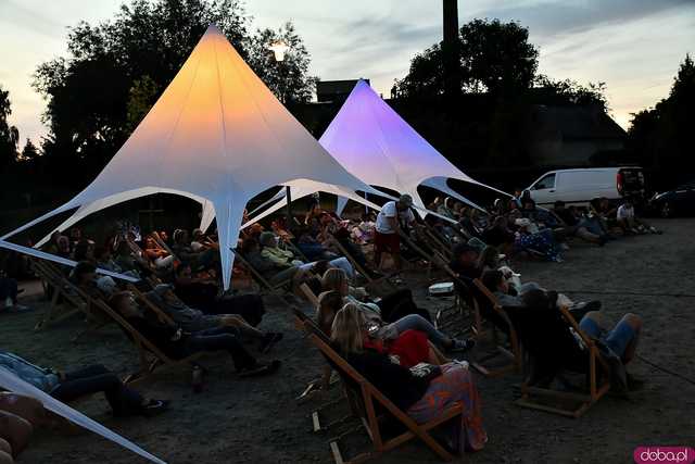 [FOTO] Seanse na leżakach w malowniczej scenerii i dojazd amerykańskim schoolbusem. Ruszył 14. Żarowski Festiwal Filmowy