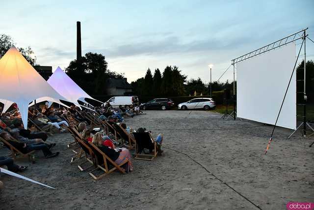 [FOTO] Seanse na leżakach w malowniczej scenerii i dojazd amerykańskim schoolbusem. Ruszył 14. Żarowski Festiwal Filmowy