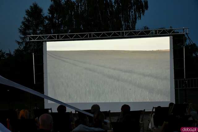 [FOTO] Seanse na leżakach w malowniczej scenerii i dojazd amerykańskim schoolbusem. Ruszył 14. Żarowski Festiwal Filmowy
