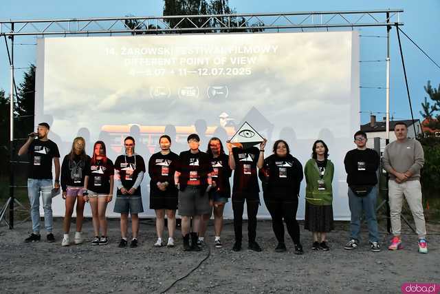 [FOTO] Seanse na leżakach w malowniczej scenerii i dojazd amerykańskim schoolbusem. Ruszył 14. Żarowski Festiwal Filmowy