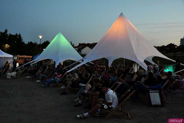 [FOTO] Seanse na leżakach w malowniczej scenerii i dojazd amerykańskim schoolbusem. Ruszył 14. Żarowski Festiwal Filmowy