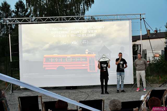 [FOTO] Seanse na leżakach w malowniczej scenerii i dojazd amerykańskim schoolbusem. Ruszył 14. Żarowski Festiwal Filmowy