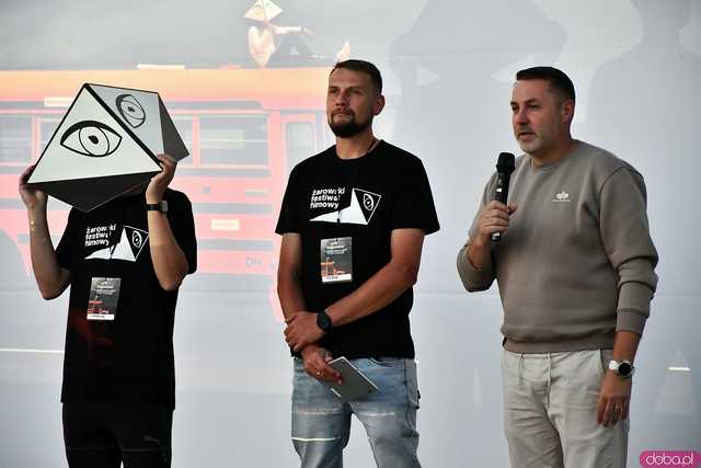 [FOTO] Seanse na leżakach w malowniczej scenerii i dojazd amerykańskim schoolbusem. Ruszył 14. Żarowski Festiwal Filmowy