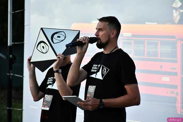 [FOTO] Seanse na leżakach w malowniczej scenerii i dojazd amerykańskim schoolbusem. Ruszył 14. Żarowski Festiwal Filmowy