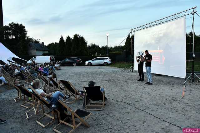 [FOTO] Seanse na leżakach w malowniczej scenerii i dojazd amerykańskim schoolbusem. Ruszył 14. Żarowski Festiwal Filmowy