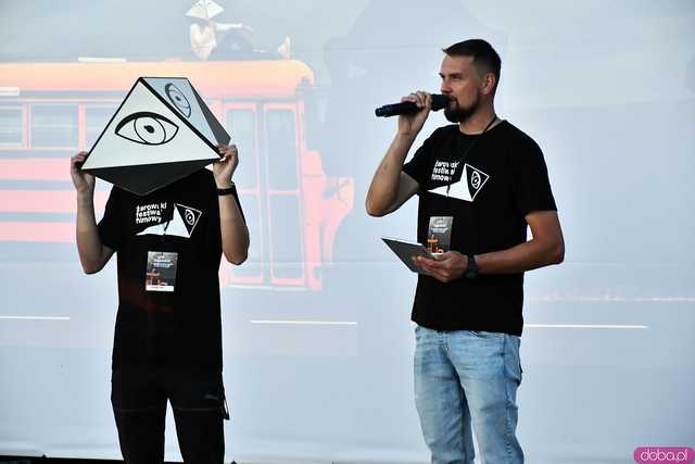 [FOTO] Seanse na leżakach w malowniczej scenerii i dojazd amerykańskim schoolbusem. Ruszył 14. Żarowski Festiwal Filmowy