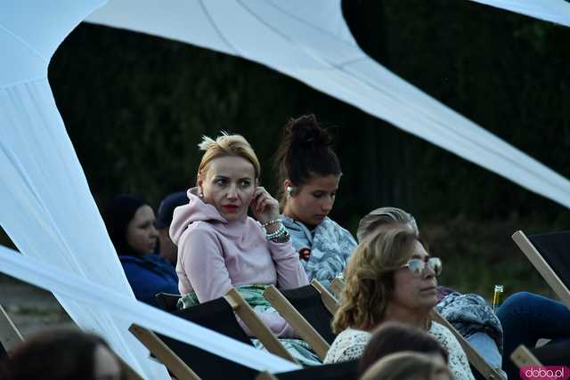 [FOTO] Seanse na leżakach w malowniczej scenerii i dojazd amerykańskim schoolbusem. Ruszył 14. Żarowski Festiwal Filmowy