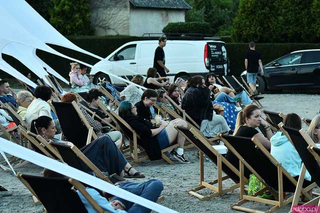 [FOTO] Seanse na leżakach w malowniczej scenerii i dojazd amerykańskim schoolbusem. Ruszył 14. Żarowski Festiwal Filmowy