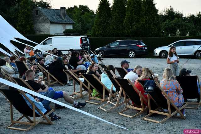 [FOTO] Seanse na leżakach w malowniczej scenerii i dojazd amerykańskim schoolbusem. Ruszył 14. Żarowski Festiwal Filmowy