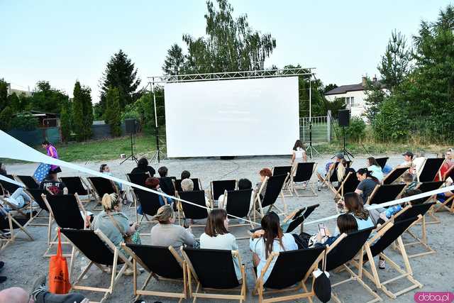 [FOTO] Seanse na leżakach w malowniczej scenerii i dojazd amerykańskim schoolbusem. Ruszył 14. Żarowski Festiwal Filmowy