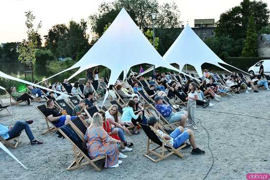 [FOTO] Seanse na leżakach w malowniczej scenerii i dojazd amerykańskim schoolbusem. Ruszył 14. Żarowski Festiwal Filmowy