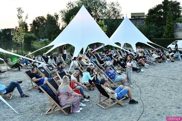 [FOTO] Seanse na leżakach w malowniczej scenerii i dojazd amerykańskim schoolbusem. Ruszył 14. Żarowski Festiwal Filmowy
