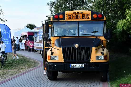 [FOTO] Seanse na leżakach w malowniczej scenerii i dojazd amerykańskim schoolbusem. Ruszył 14. Żarowski Festiwal Filmowy