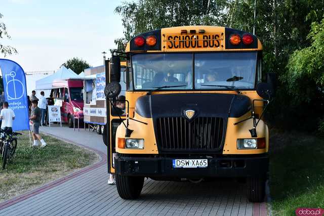 [FOTO] Seanse na leżakach w malowniczej scenerii i dojazd amerykańskim schoolbusem. Ruszył 14. Żarowski Festiwal Filmowy