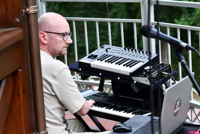 [WIDEO/FOTO] Inauguracja muzycznego cyklu w parkowej scenerii. Na start Muzycznej Altany wystąpił Dariusz Mizidar Miziarski
