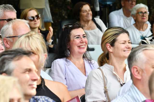 [WIDEO/FOTO] Nastrojowa muzyka w samym sercu kamieniołomu. Koncert Piotra Pawlaka uświetnił niedzielny wieczór w Strzegomiu
