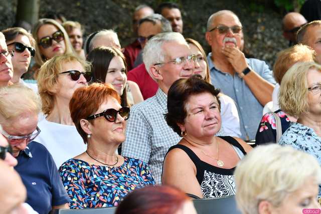 [WIDEO/FOTO] Nastrojowa muzyka w samym sercu kamieniołomu. Koncert Piotra Pawlaka uświetnił niedzielny wieczór w Strzegomiu